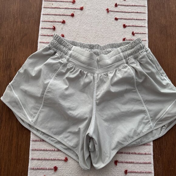 Lululemon Hotty Hot High-Rise Lined Short 2.5 in White - Size 4 - Picture 1 of 7